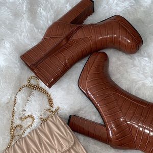 Cute Low cut boot with snake detailing.